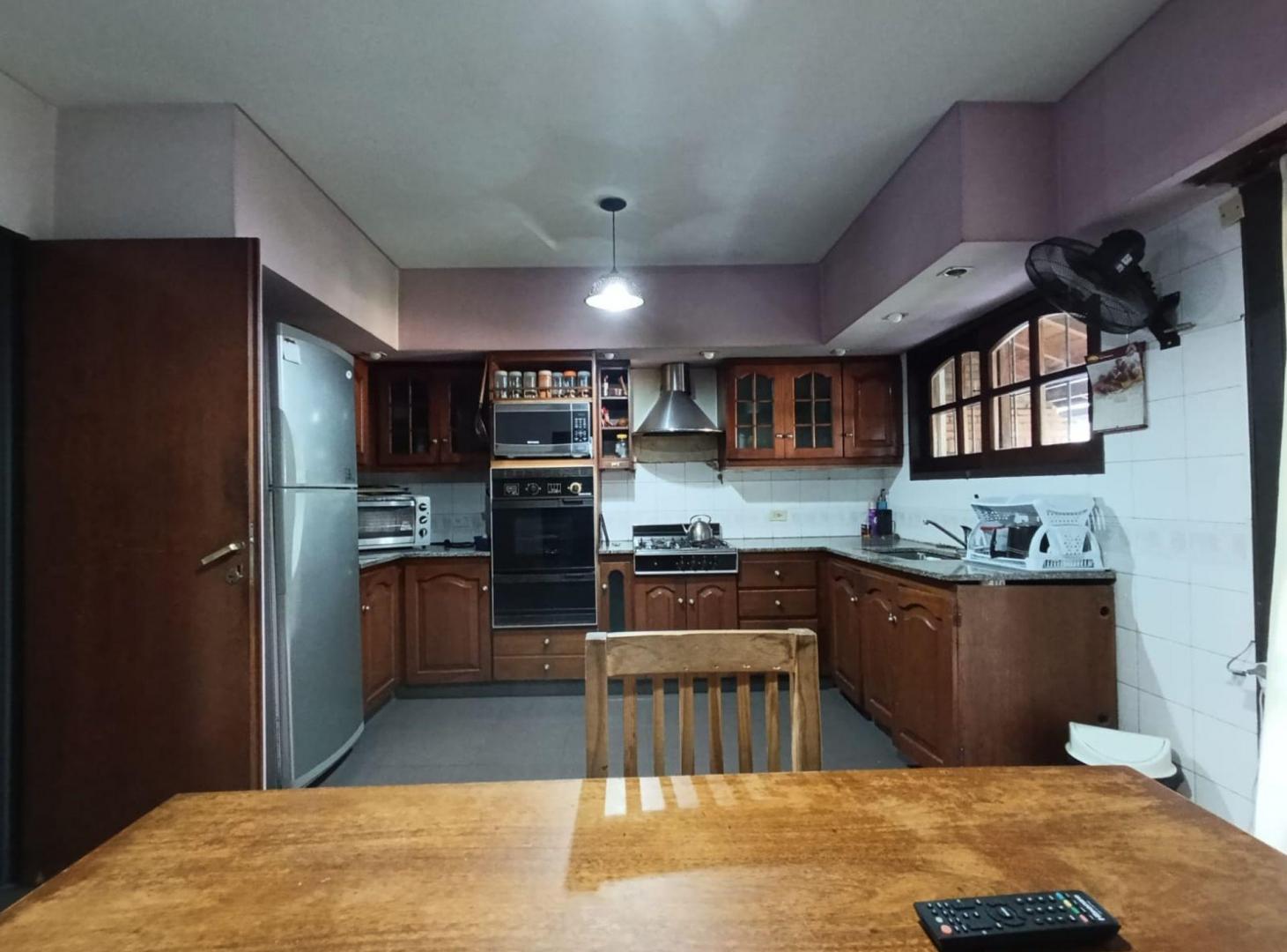 Foto de VENTA CASA 4 AMB. PARQUE Y COCHERA CASTELAR NORTE, imagen 2