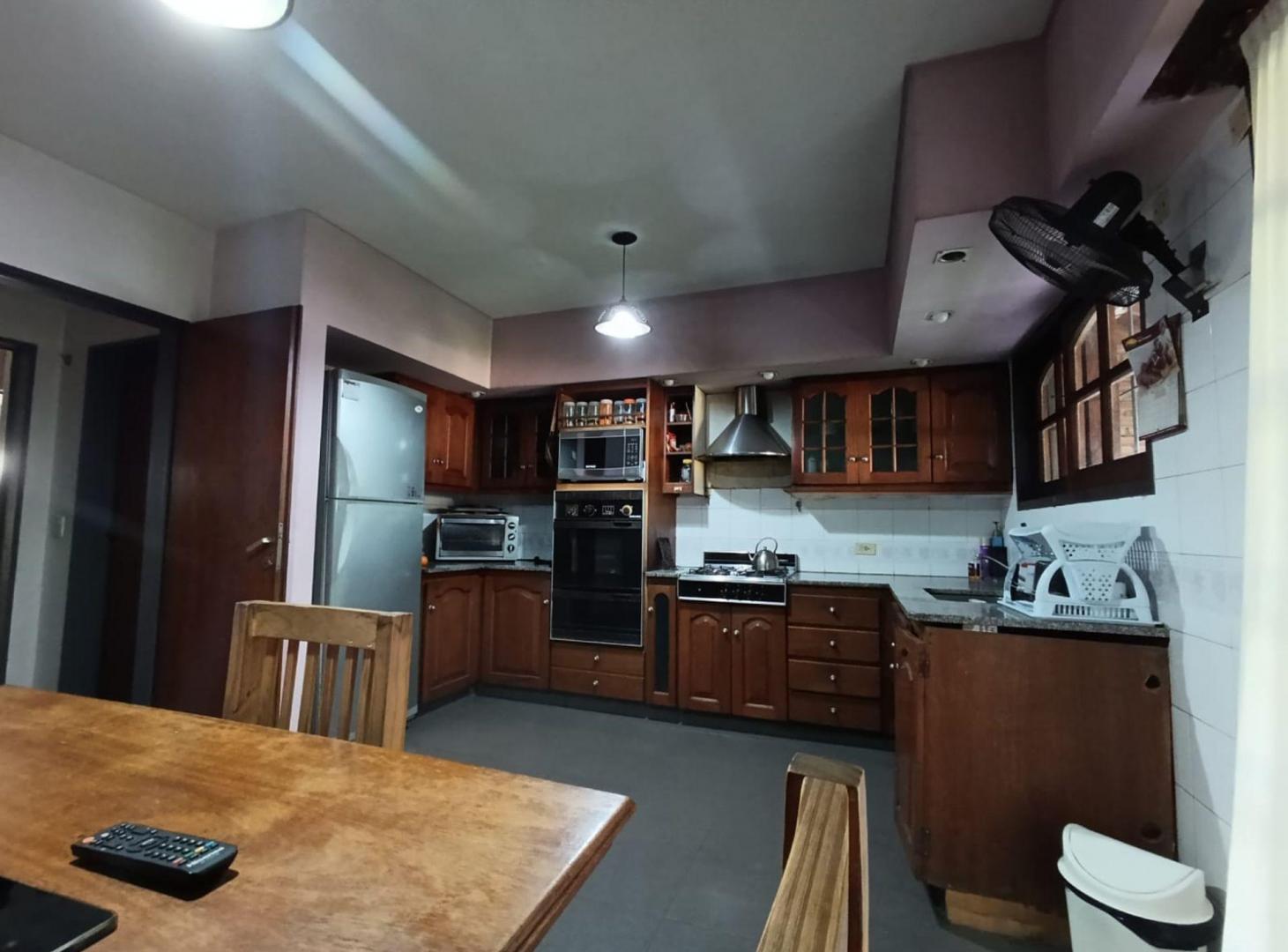 Foto de VENTA CASA 4 AMB. PARQUE Y COCHERA CASTELAR NORTE, imagen 1