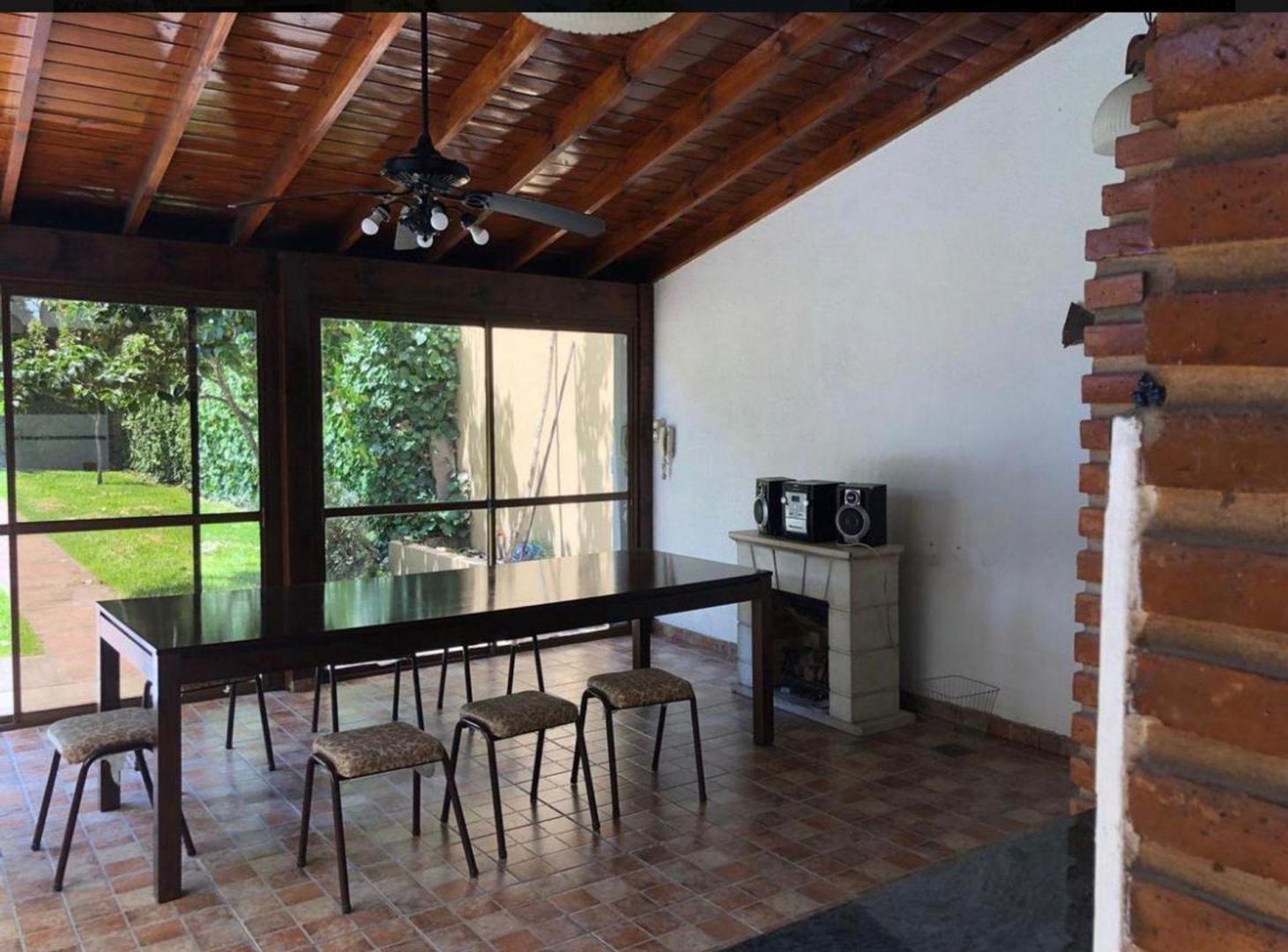 Foto de VENTA CASA 3 AMB CON PARQUE Y PILETA - P. LELOIR, imagen 2