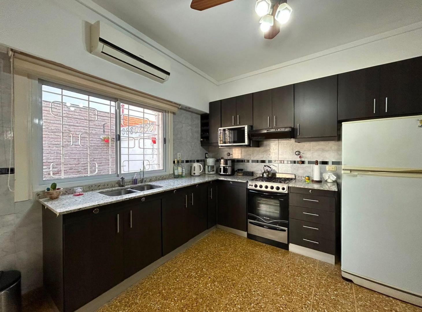 Foto de VENTA CASA 3 AMB + PLAYRROM JARDÍN Y COCHERA ITUZA, imagen 2