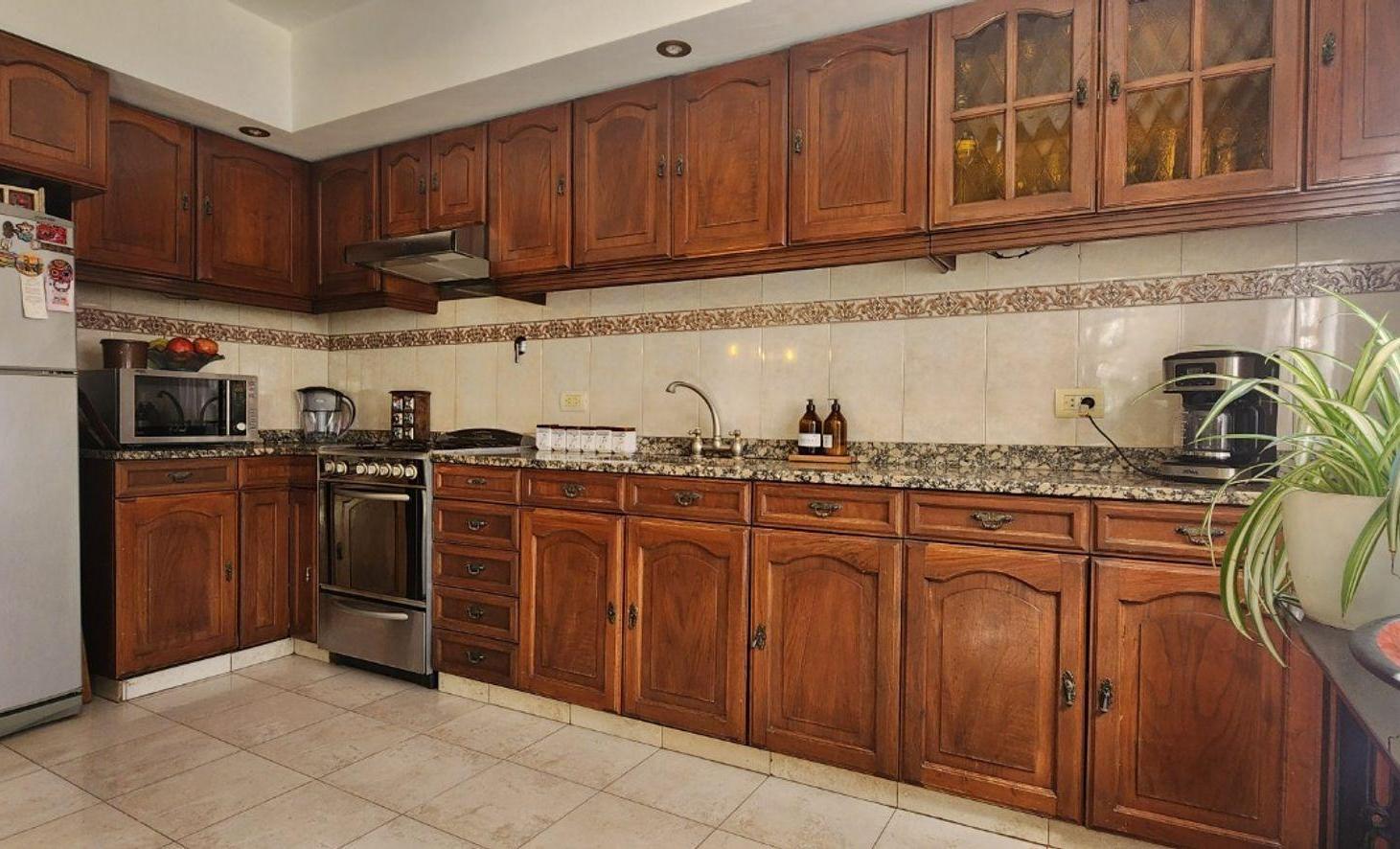 Foto de CASA 5 AMBIENTES LANUS OESTE con JARDIN y GALERIA, imagen 2