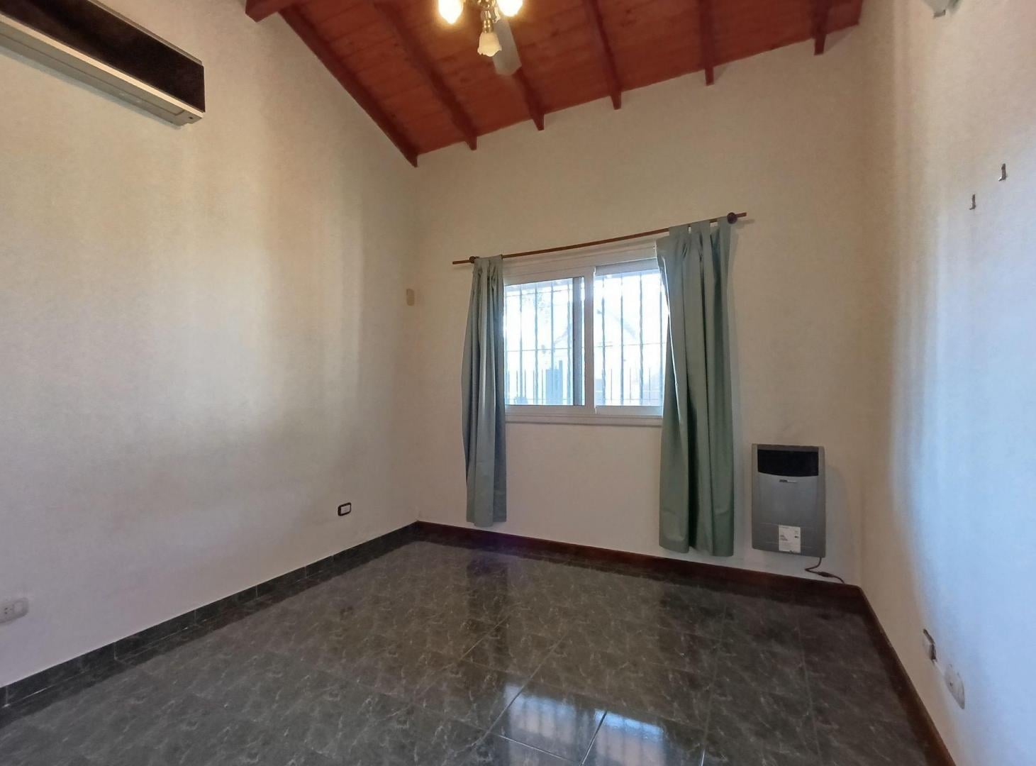 Foto de VENTA CASA 5 AMB. PARQUE Y COCHERAS.CASTELAR NORTE, imagen 5