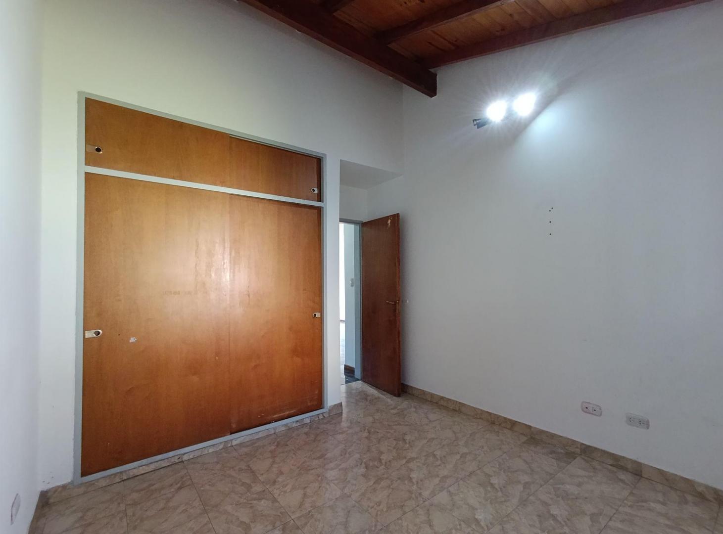 Foto de VENTA CASA 5 AMB. PARQUE Y COCHERAS.CASTELAR NORTE, imagen 4