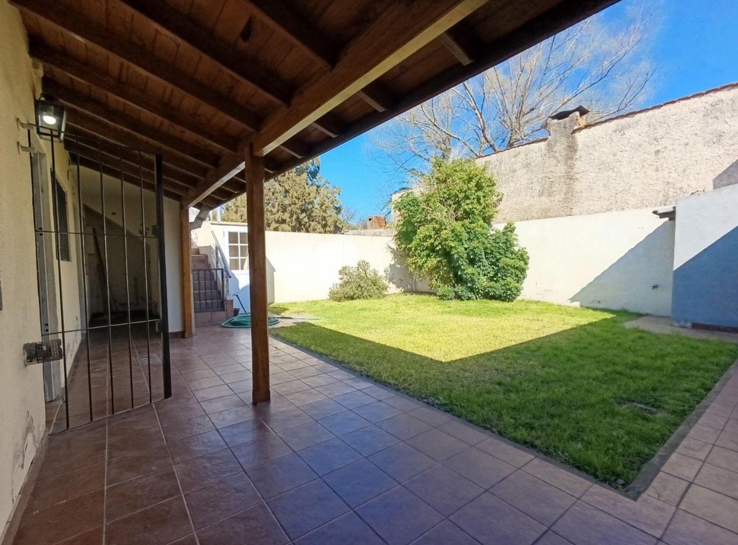 Foto de VENTA CASA 5 AMB. PARQUE Y COCHERAS.CASTELAR NORTE, imagen 1