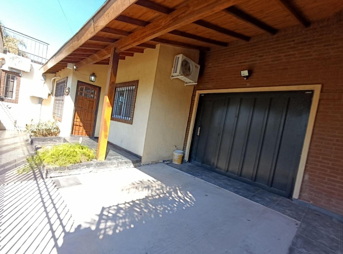 Foto de VENTA CASA 5 AMB. PARQUE Y COCHERAS.CASTELAR NORTE, imagen 2