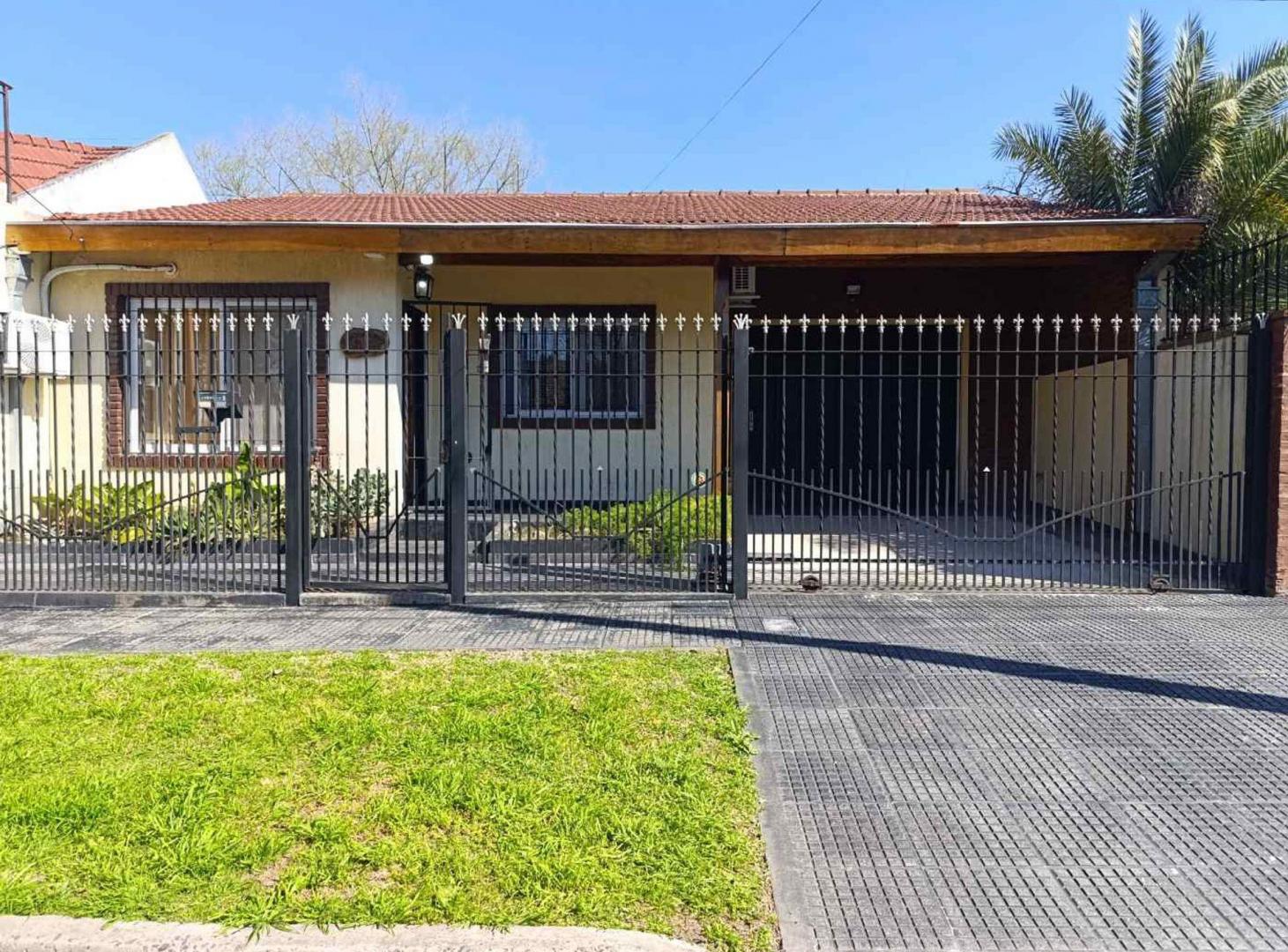 Foto de VENTA CASA 5 AMB. PARQUE Y COCHERAS.CASTELAR NORTE, imagen 3