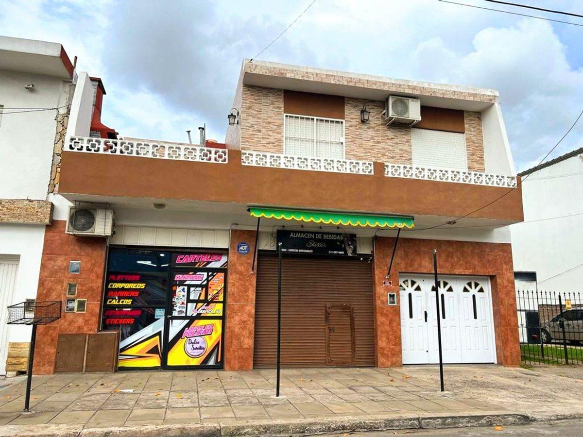 Foto de CASA VENTA 4 AMBIENTES CON DOS LOCALES Y JARDIN, imagen 2
