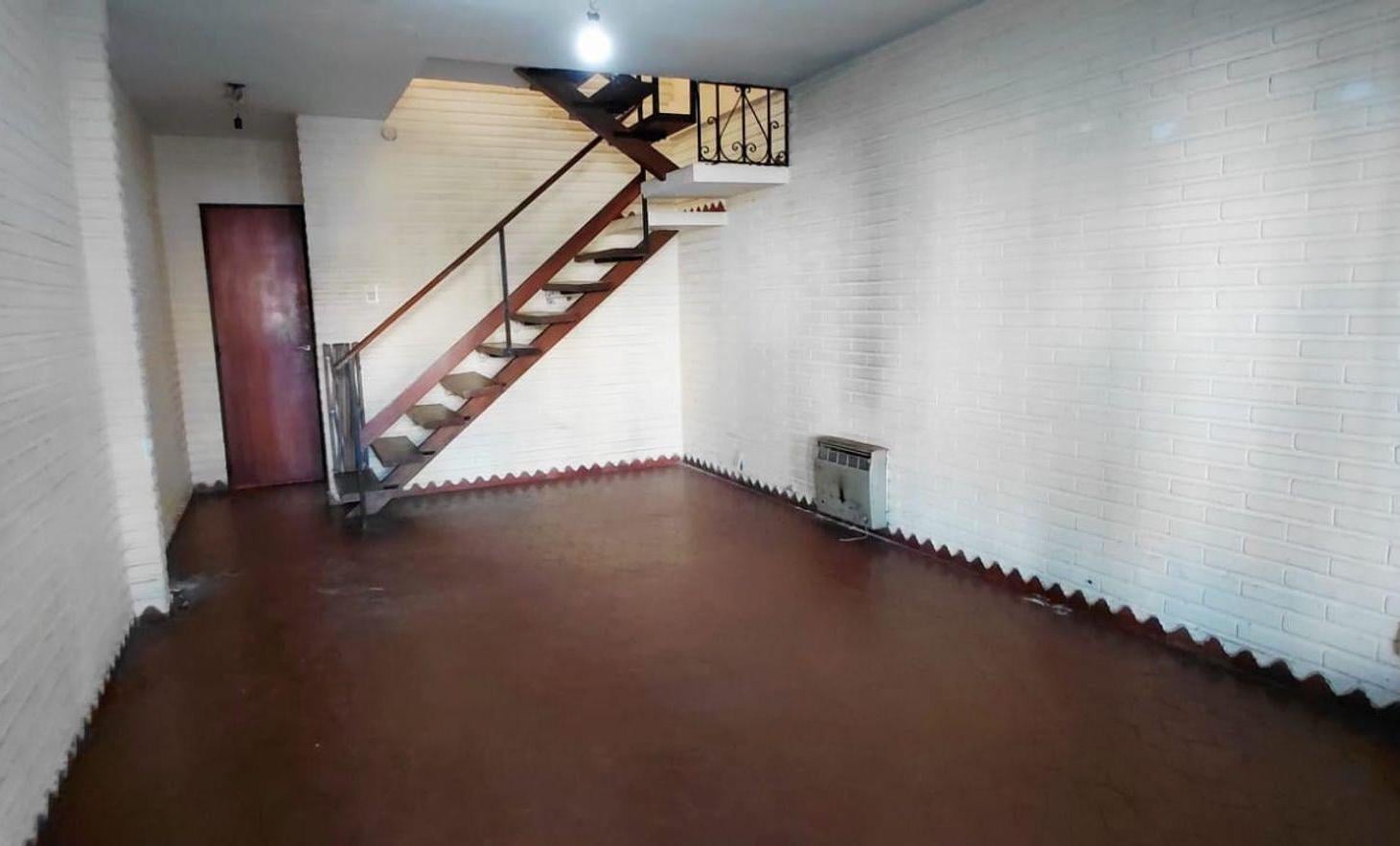 Foto de VENTA PH CASTELAR 3 AMB, PARQUE Y COCHERA, imagen 2