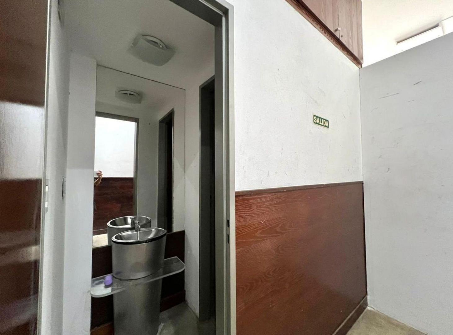 Foto de VENTA LOCAL COMERCIAL CON COCHERA- MORON, imagen 2