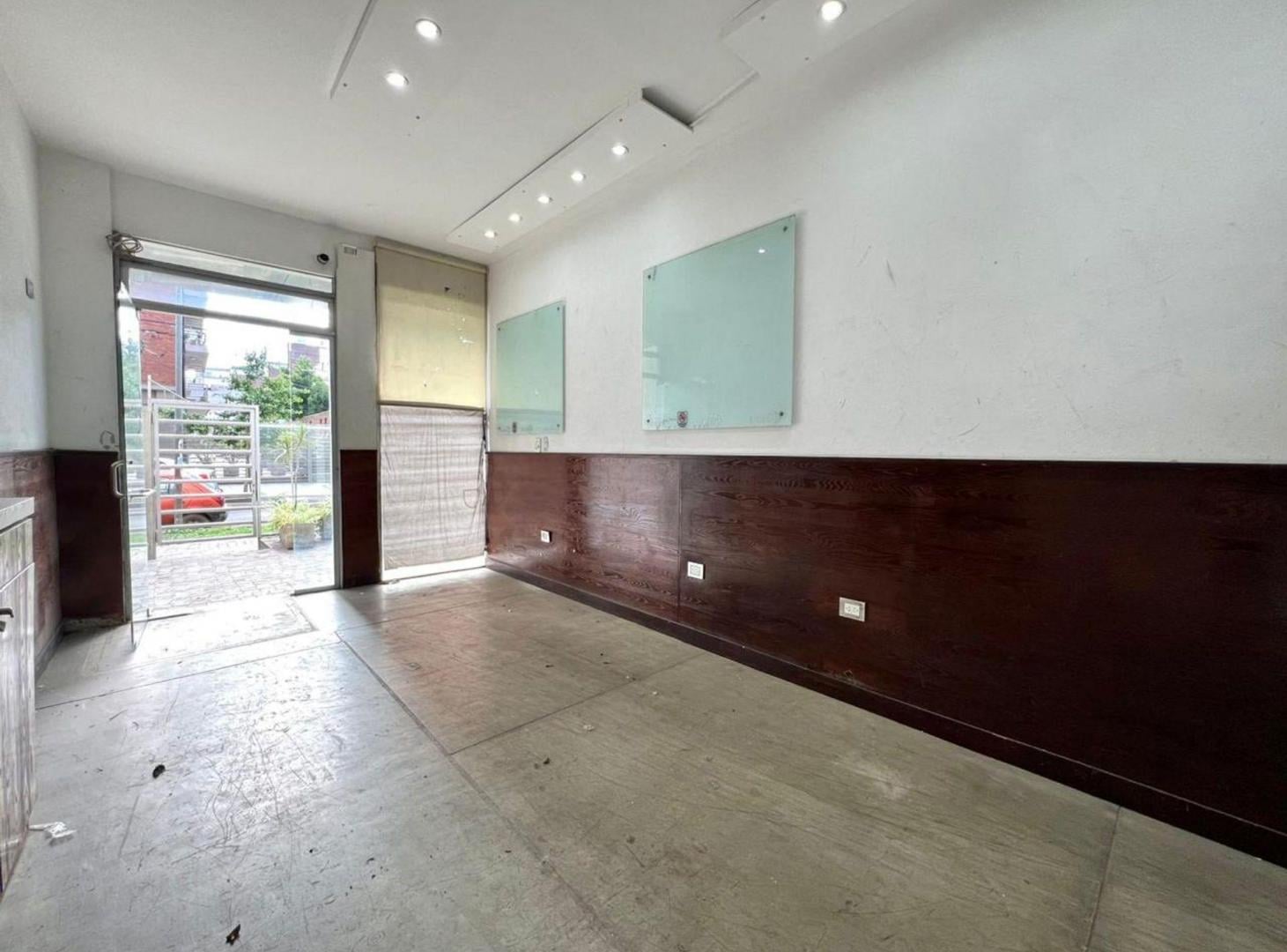 Foto de VENTA LOCAL COMERCIAL CON COCHERA- MORON, imagen 1