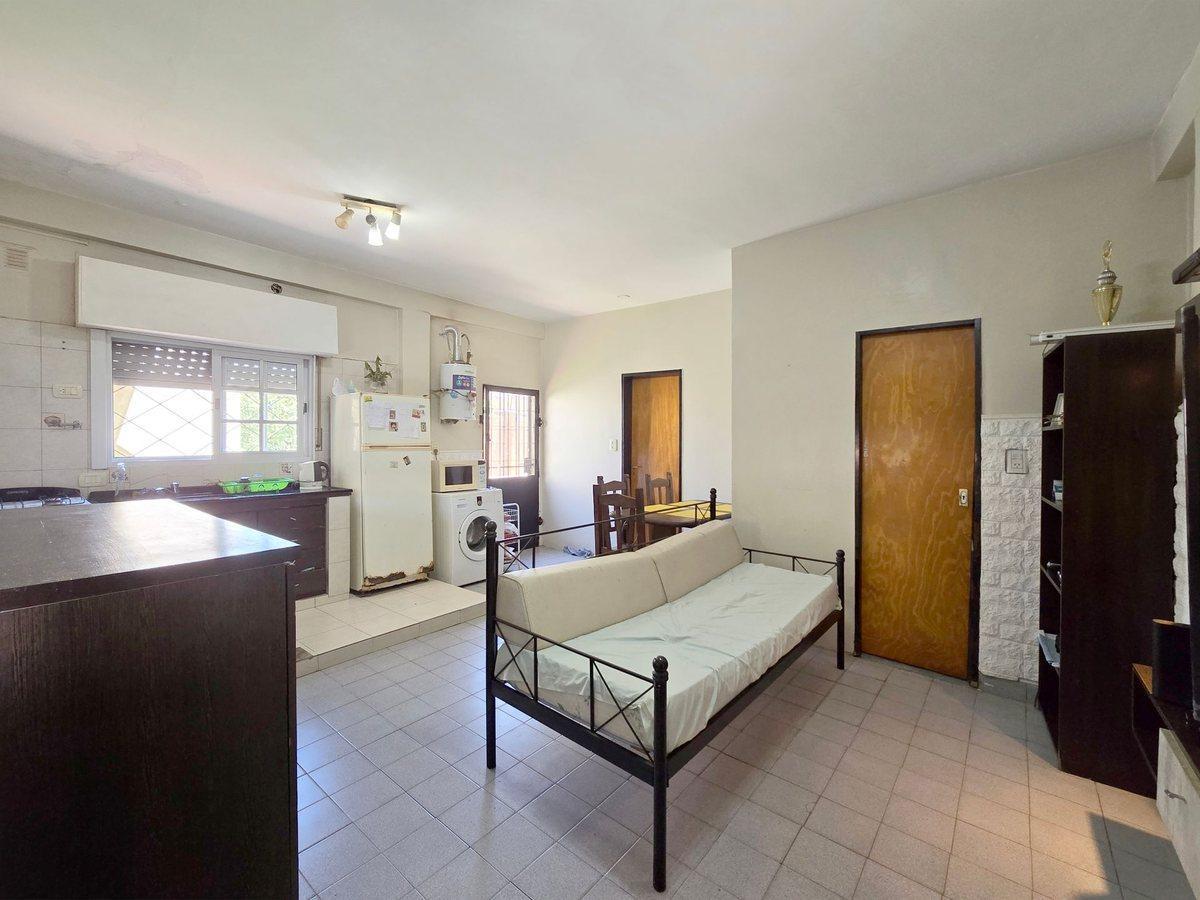 Foto de VENTA DE CASA 6 AMBIENTES EN BLOQUE EN ITUZAINGO, imagen 1