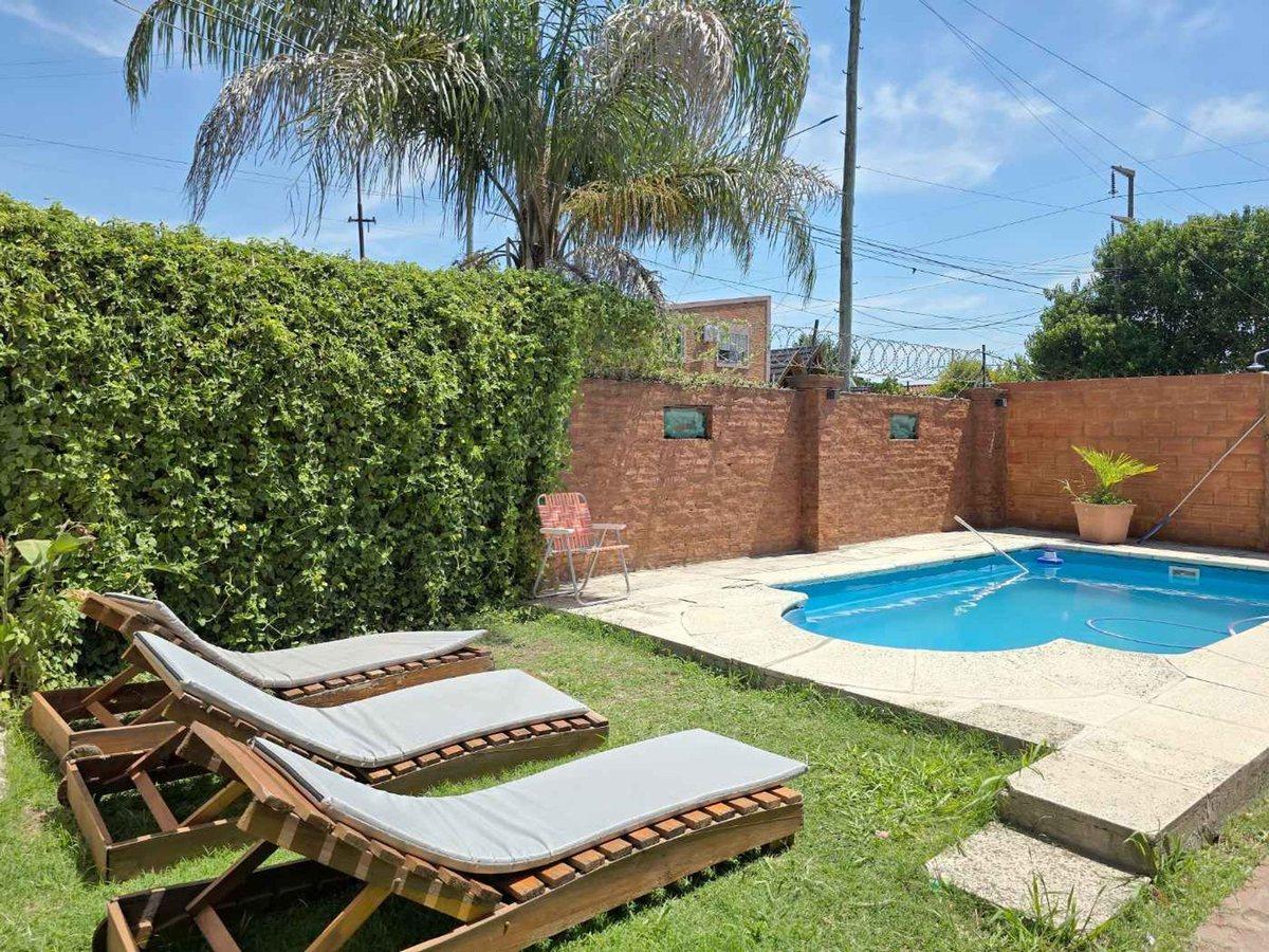 Foto de VENTA DE CASA 6 AMBIENTES EN BLOQUE EN ITUZAINGO, imagen 2