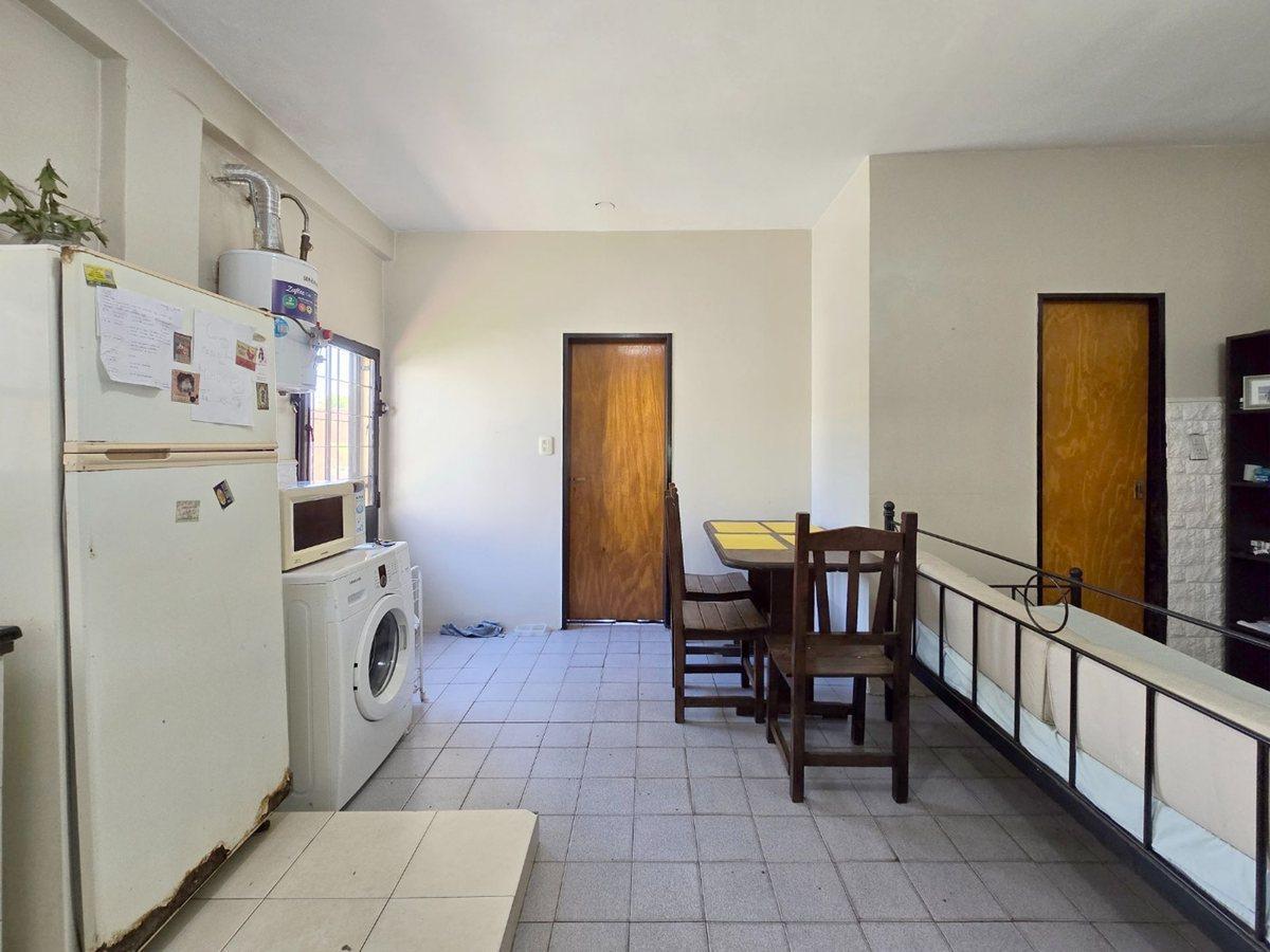 Foto de VENTA DE CASA 6 AMBIENTES EN BLOQUE EN ITUZAINGO, imagen 5