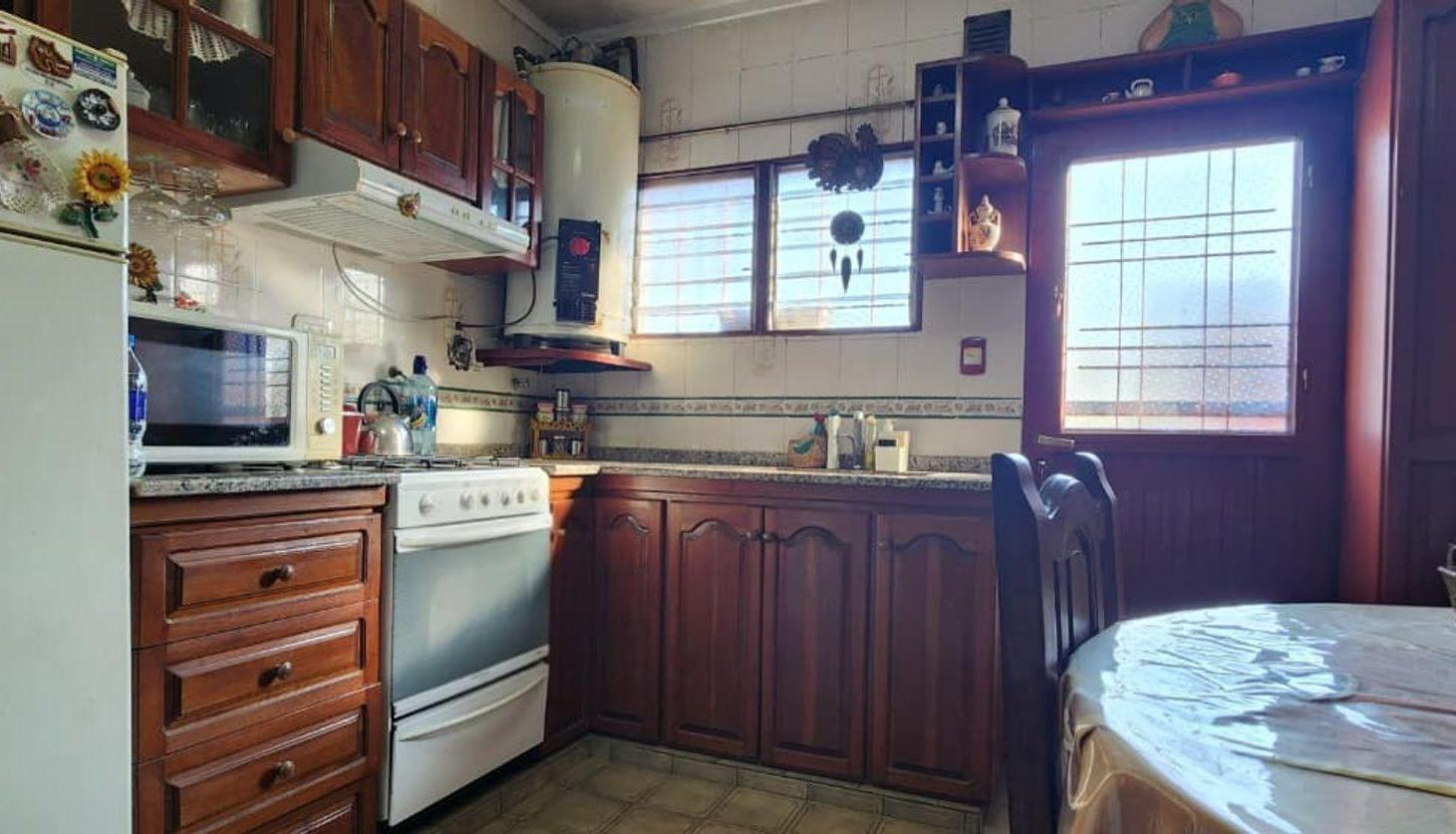 Foto de VENTA CASA 3 AMB + 2 LOCALES + DEPTO ITUZAINGO, imagen 2