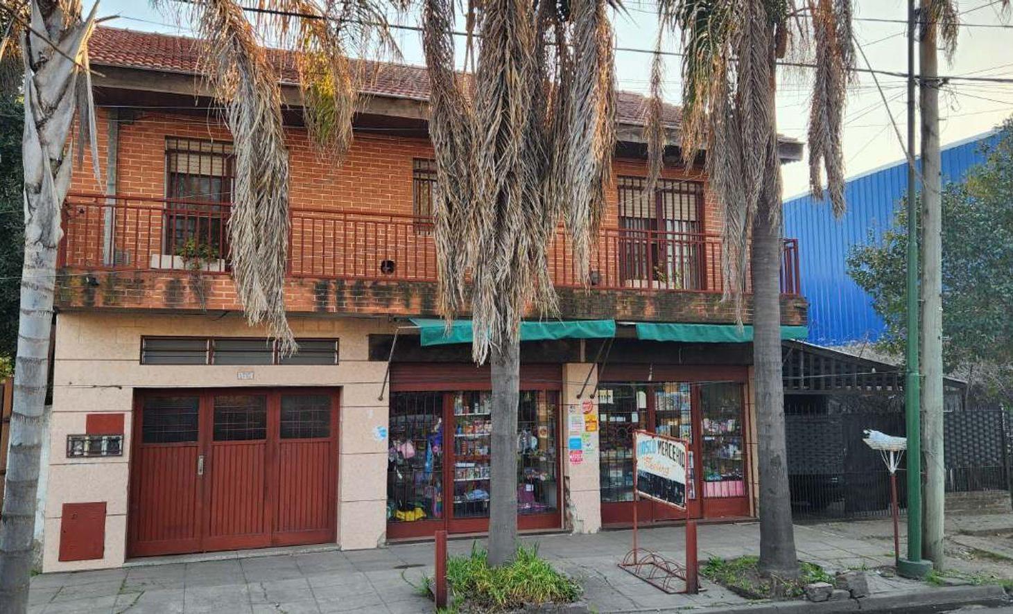 Foto de VENTA CASA 3 AMB + 2 LOCALES + DEPTO ITUZAINGO, imagen 1