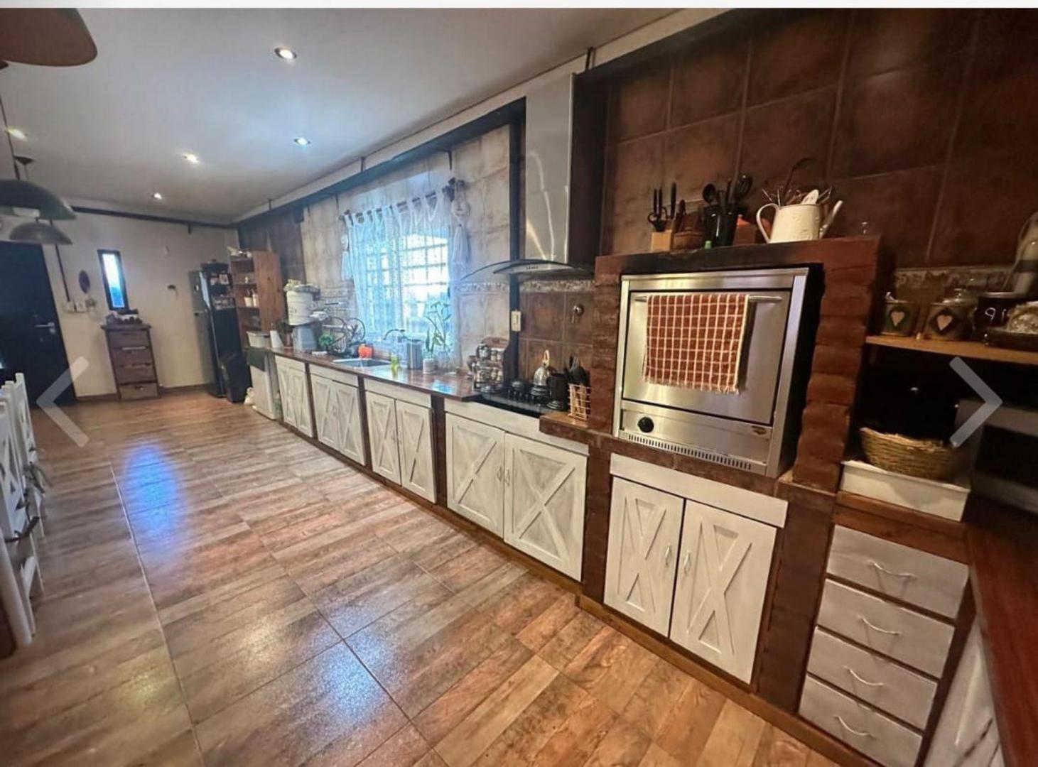 Foto de Amplia casa con pileta y quincho en Ituzaingó, imagen 1