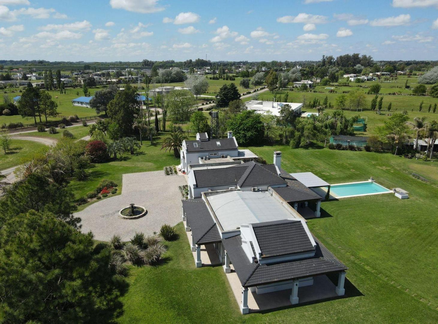 Foto de VENTA CASA LUJAN 8 AMB PILETA GREEN DE GOLF, imagen 1