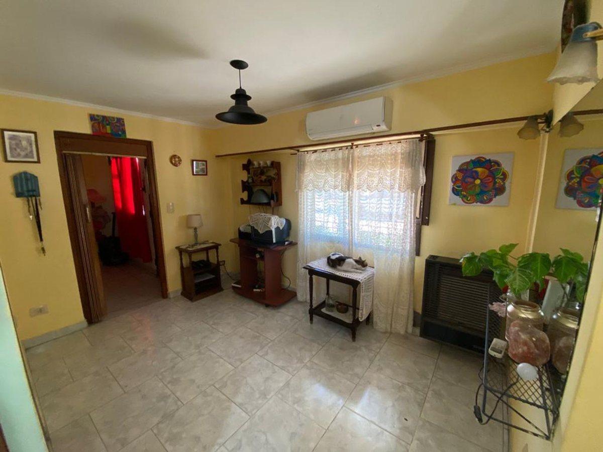 Foto de VENTA CASA 3 AMBIENTES, PARQUE, COCHERA, ITUZAINGO, imagen 1