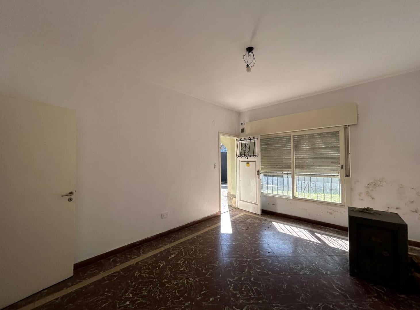 Foto de VENTA CASA 4 AMBIENTES + GALPÓN/DEPÓSITO - MORÓN, imagen 2