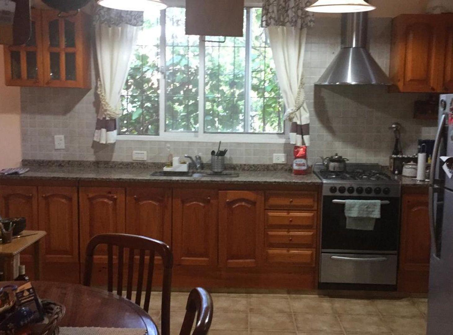 Foto de VENTA CASA 3 AMB CON PARQUE Y PILETA - P. LELOIR, imagen 3