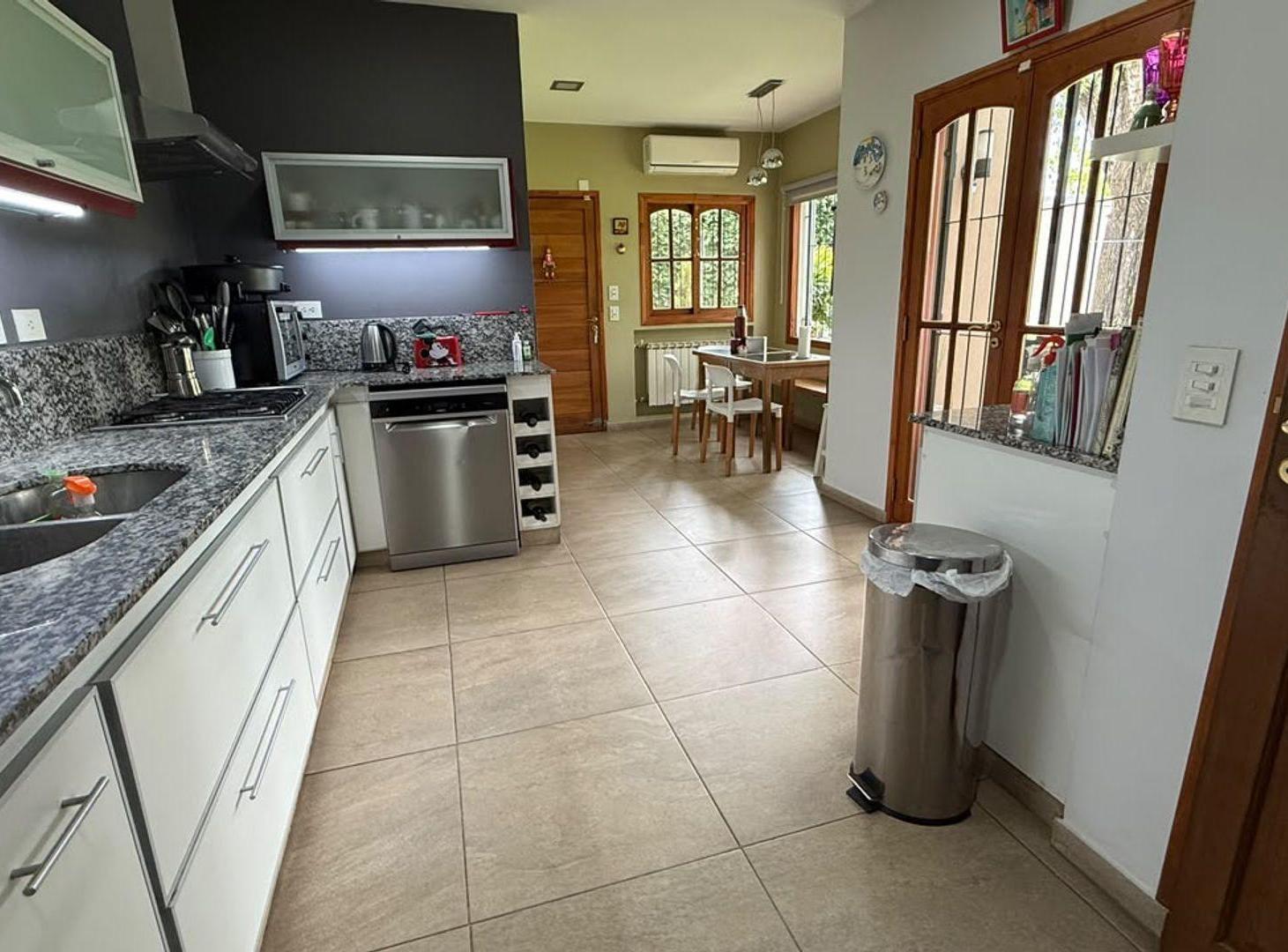Foto de VENTA CASA 3 AMB. PARQUE Y COCHERA - ITUZAINGO, imagen 3