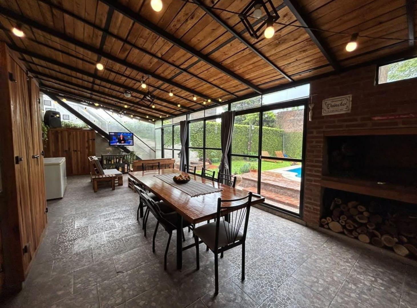Foto de VENTA CASA 4 AMBIENTES CASTELAR SUR-PILETA-PERMUTA, imagen 1