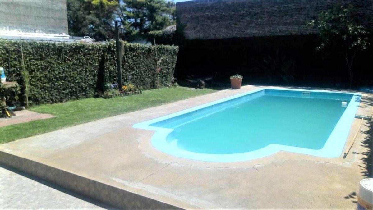 Foto de VENTA CASA 4 AMBIENTES CASTELAR SUR-PILETA-PERMUTA, imagen 4