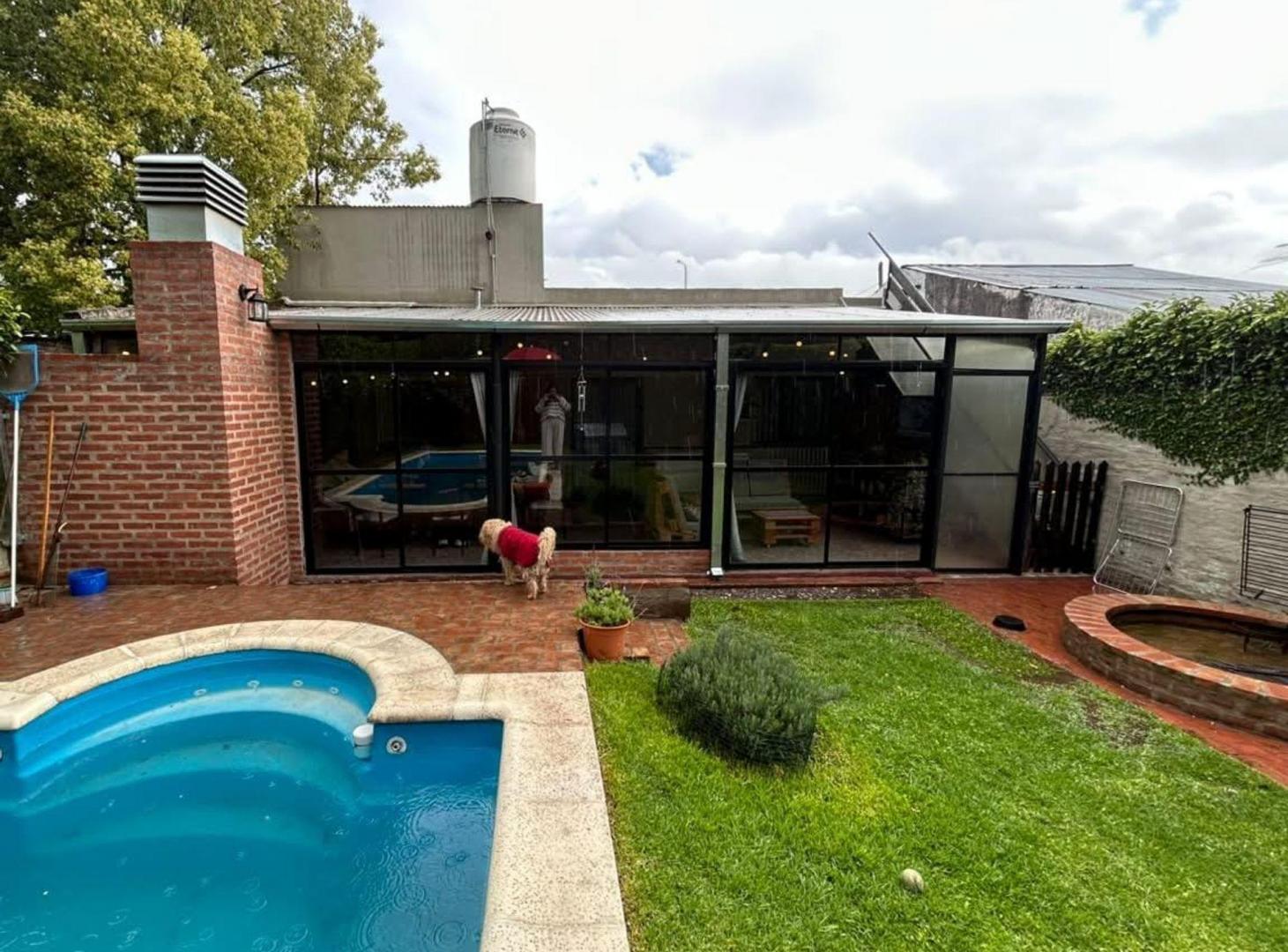 Foto de VENTA CASA 4 AMBIENTES CASTELAR SUR-PILETA-PERMUTA, imagen 3