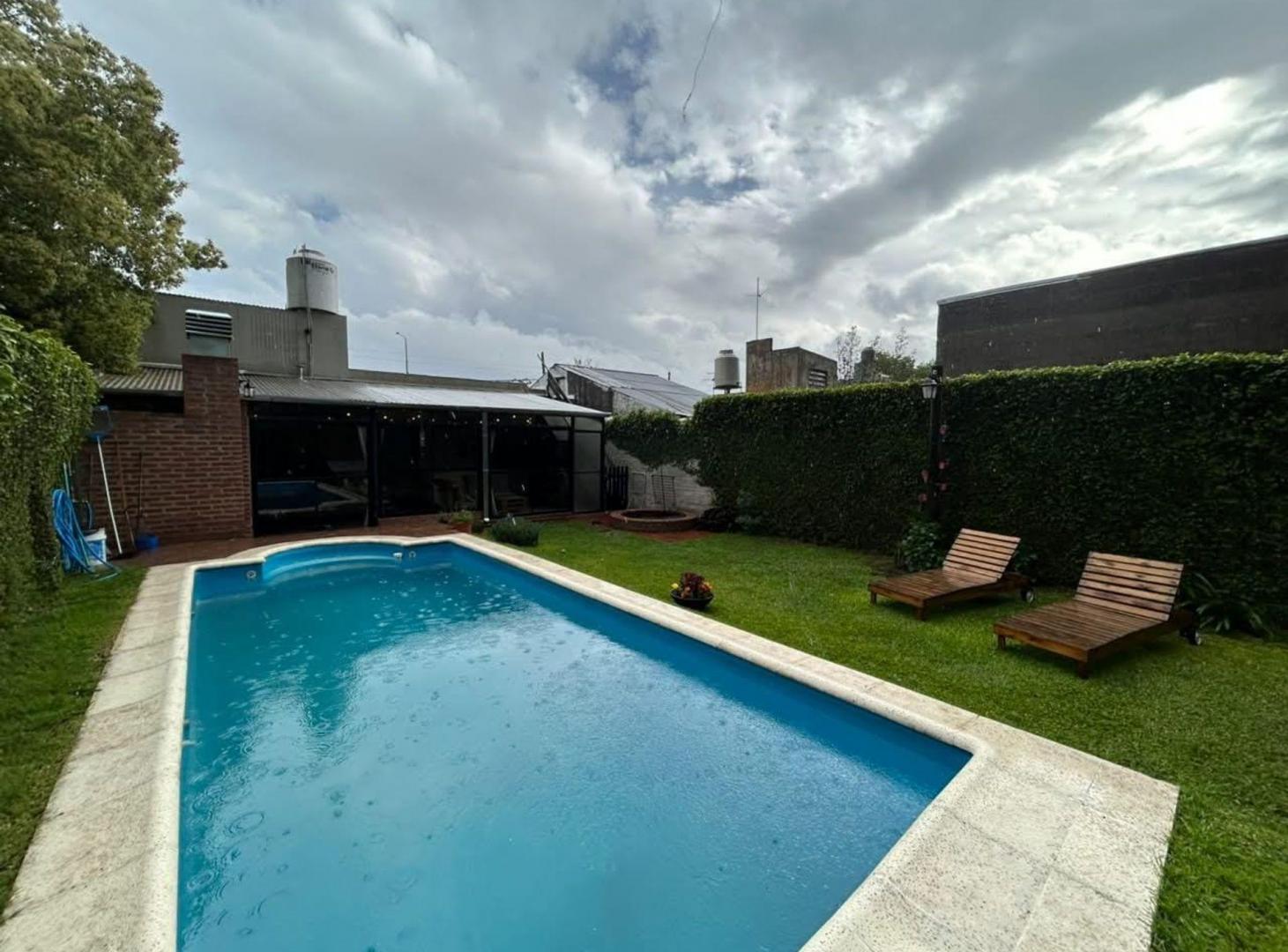 Foto de VENTA CASA 4 AMBIENTES CASTELAR SUR-PILETA-PERMUTA, imagen 5