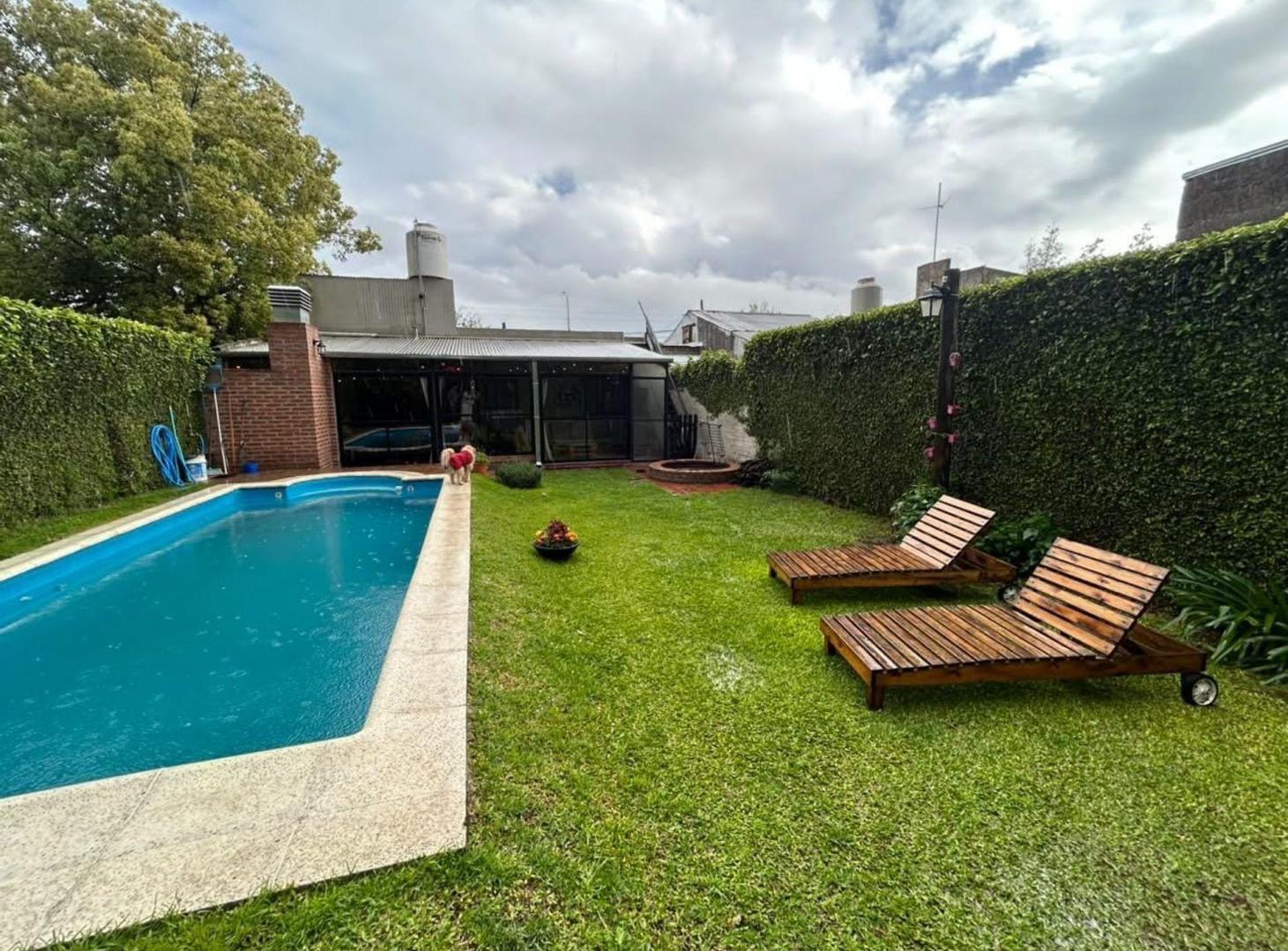 Foto de VENTA CASA 4 AMBIENTES CASTELAR SUR-PILETA-PERMUTA, imagen 2
