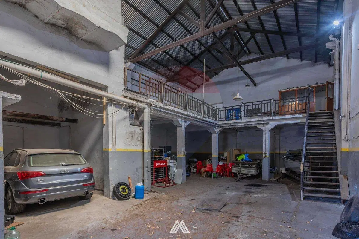 Venta de 3 Locales más Casa de Altos en Aguada 5