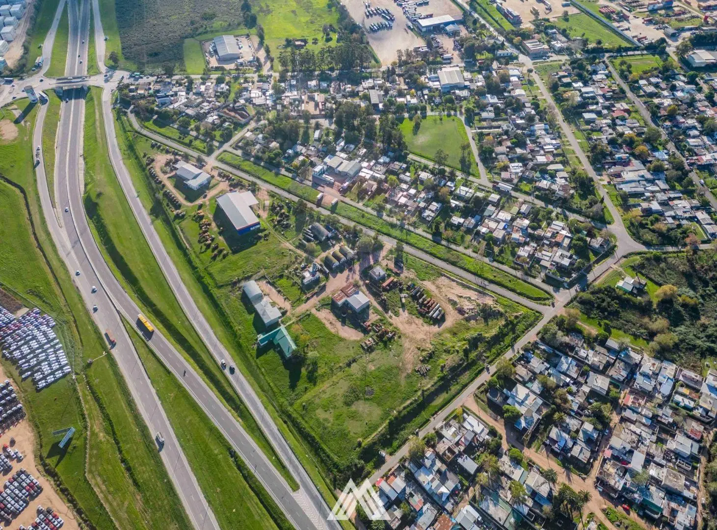 VENTA DE GRAN PREDIO CON DEPÓSITOS-OFICINAS RUTA 1 2