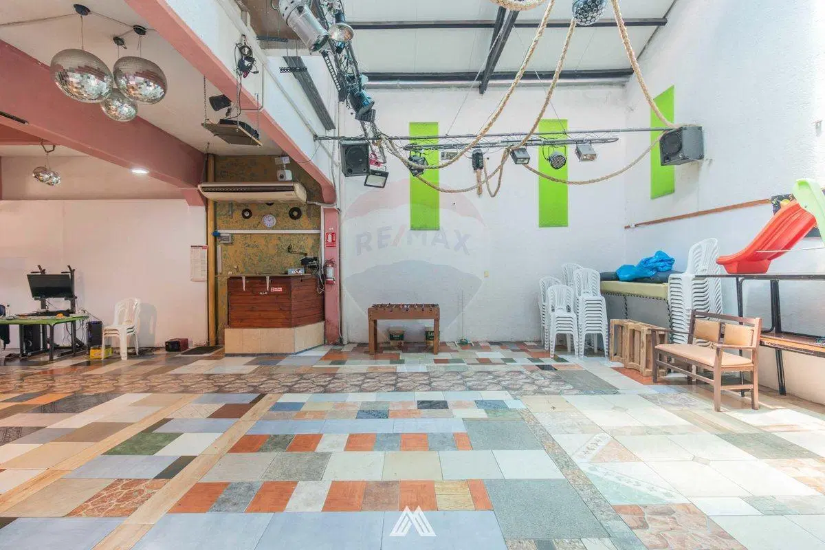 LOCAL CON ÁREA DEPÓSITO C/ALTURA, OFICINA Y BAÑOS 3