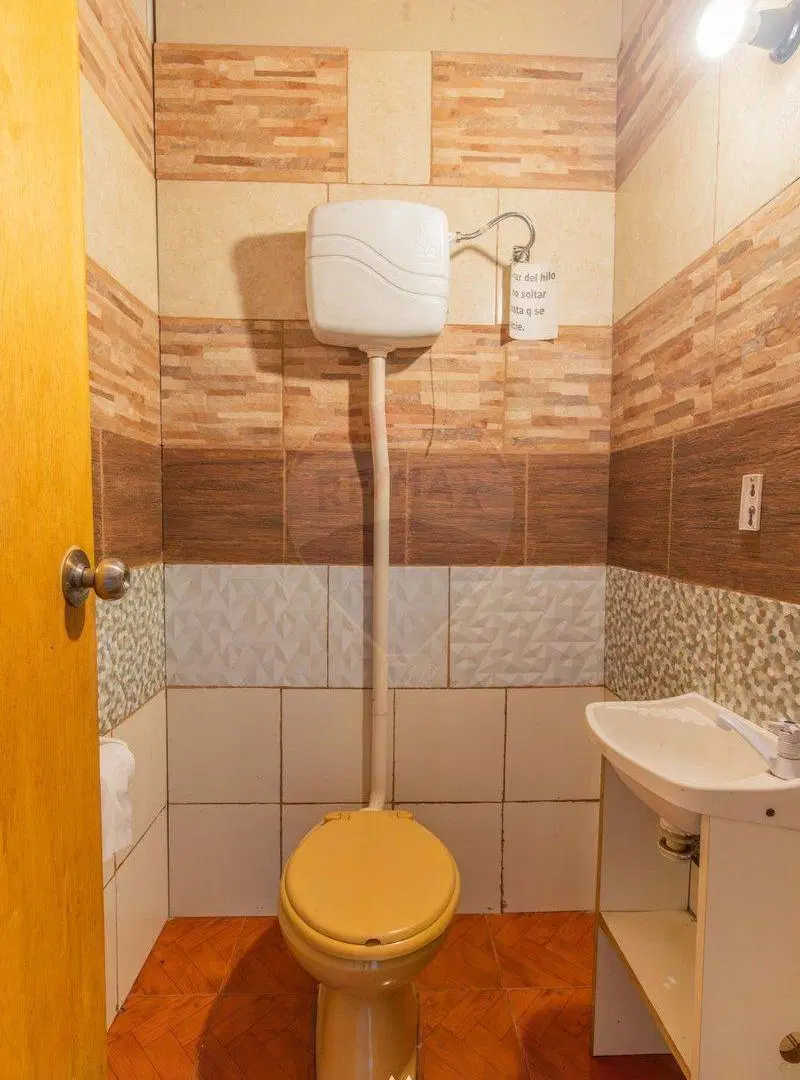 LOCAL CON ÁREA DEPÓSITO C/ALTURA, OFICINA Y BAÑOS 5