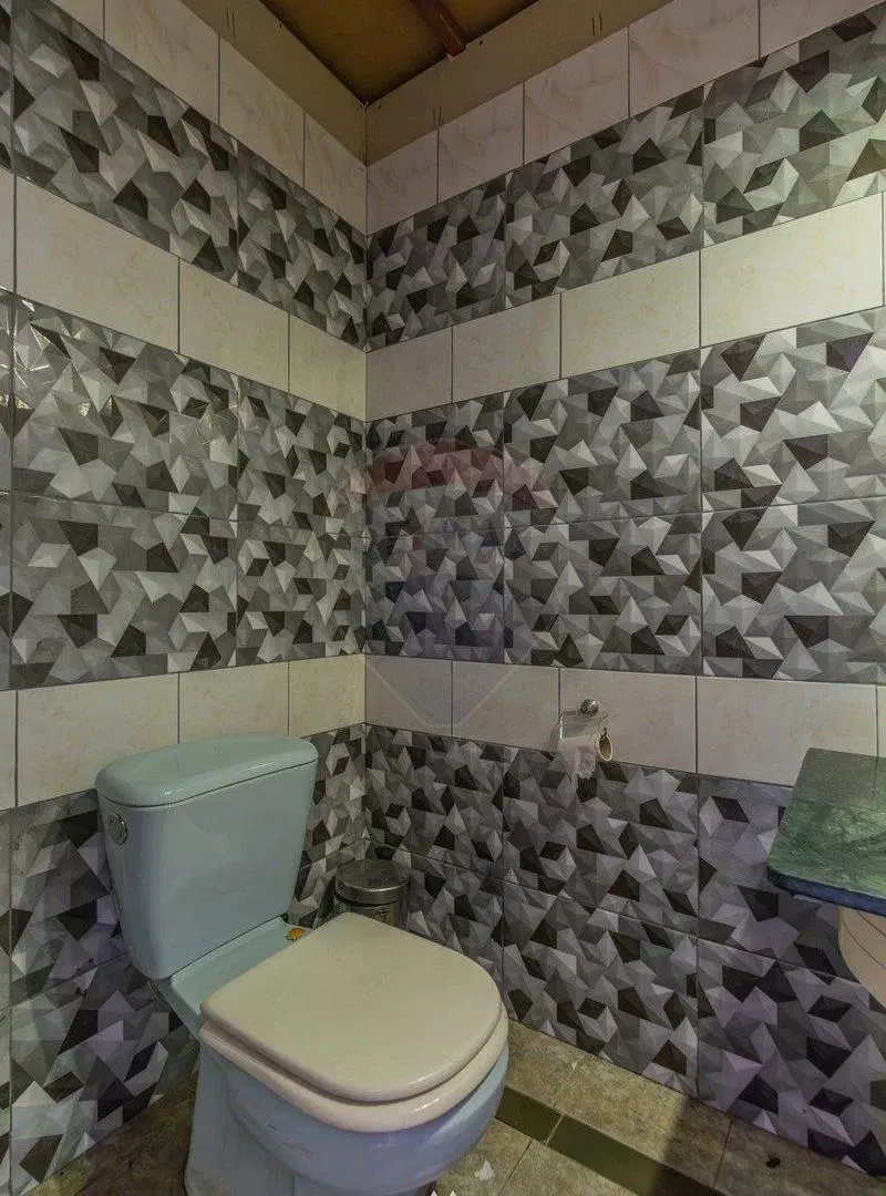 LOCAL CON ÁREA DEPÓSITO C/ALTURA, OFICINA Y BAÑOS 8