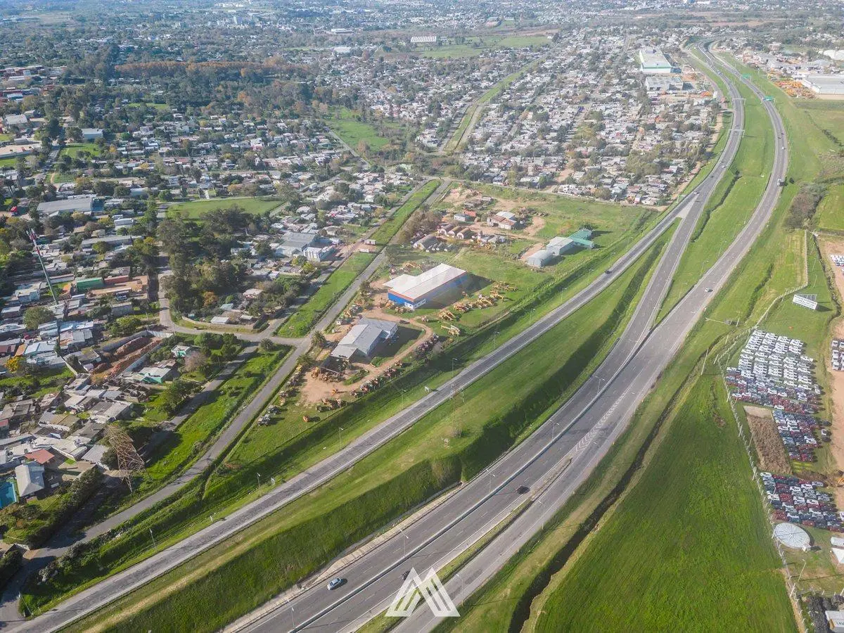 VENTA DE TERRENO CON DEPÓSITOS-OFICINAS RUTA 1 4