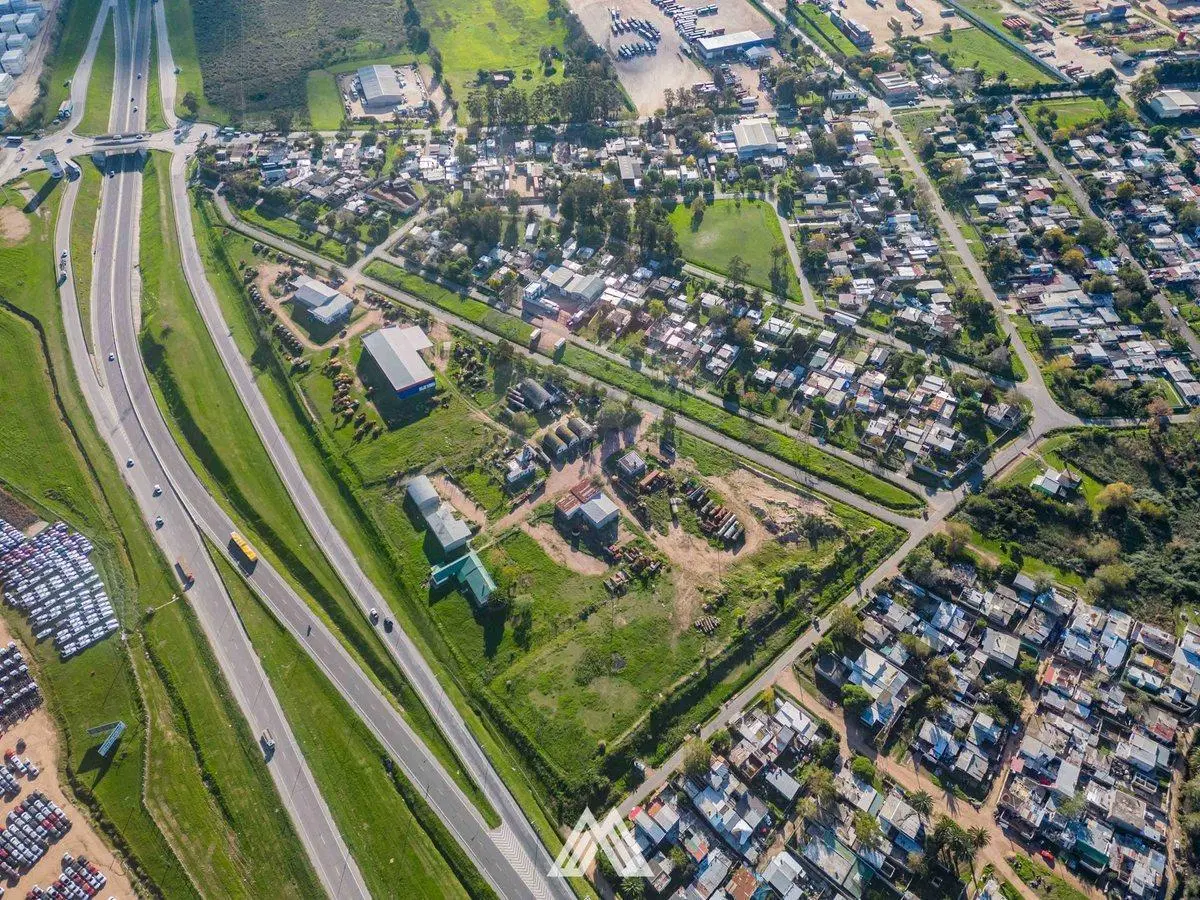 VENTA DE TERRENO CON DEPÓSITOS-OFICINAS RUTA 1 3