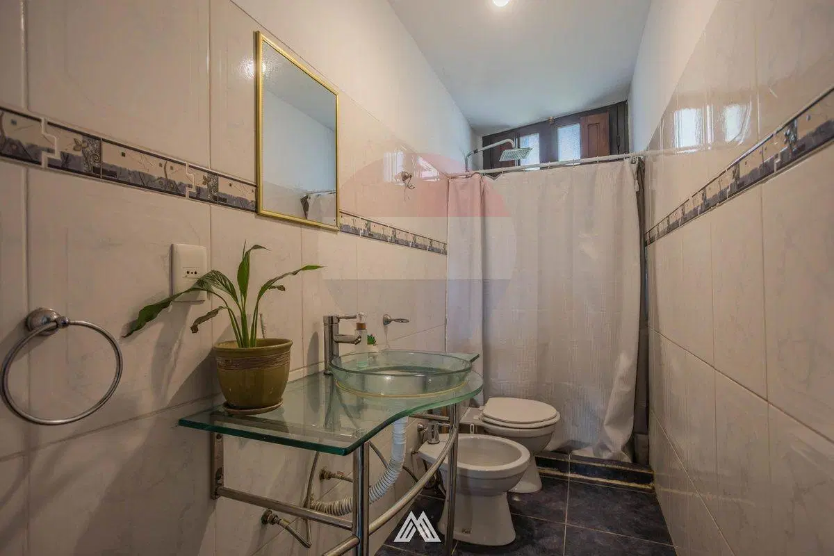 Venta de 3 Locales más Casa de Altos en Aguada 4