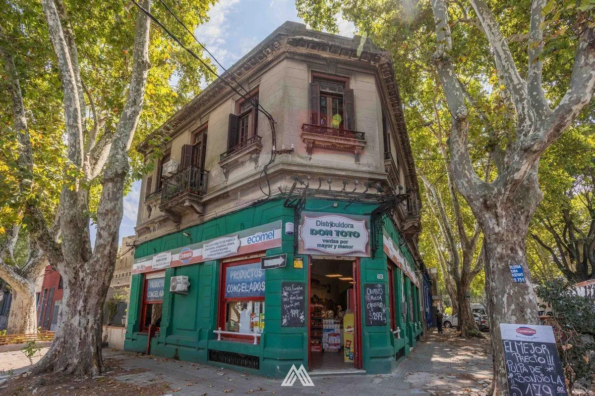 Venta de 3 Locales más Casa de Altos en Aguada 5