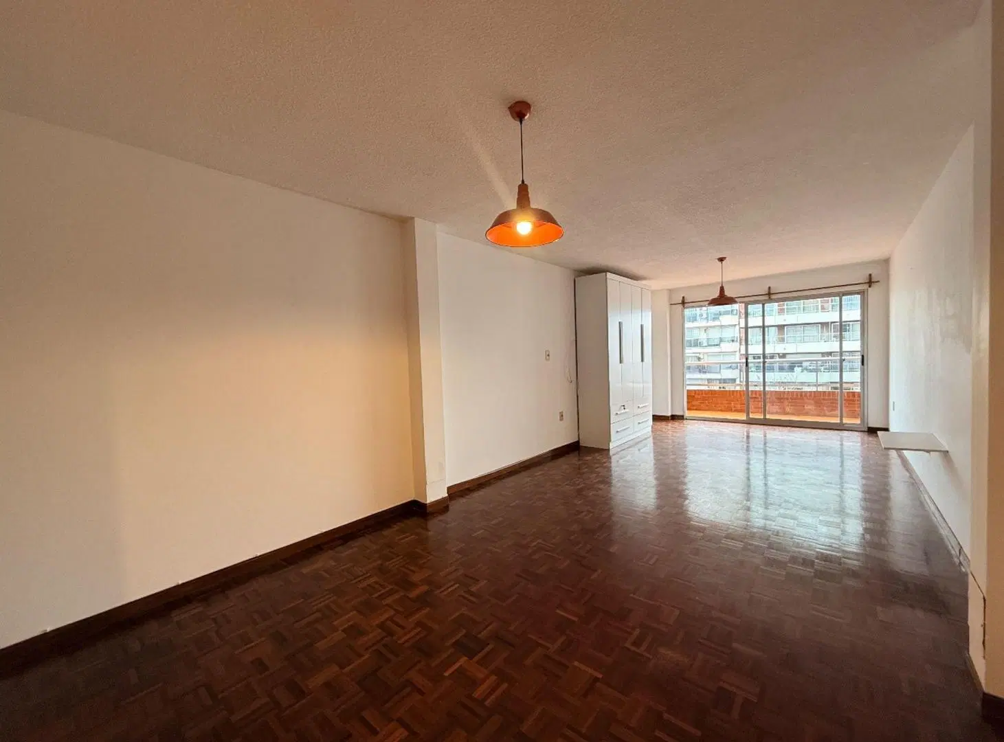 VENTA POCITOS monoambiente vivienda/oficina balcón 4