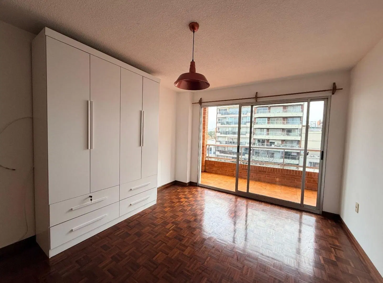 VENTA POCITOS monoambiente vivienda/oficina balcón 5