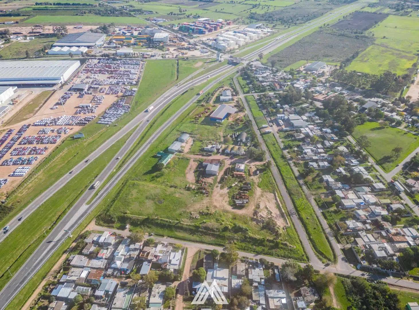 ALQUILER DE GRAN PREDIO CON DEPÓSITOS SOBRE RUTA 1 2