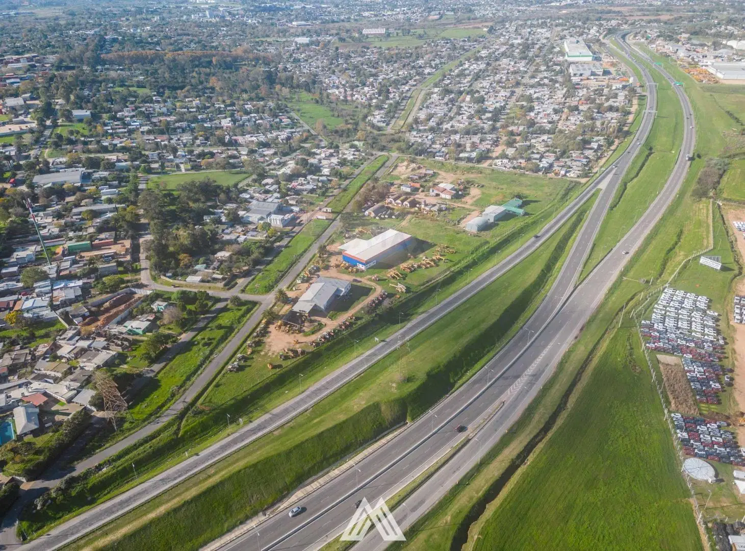 ALQUILER DE GRAN PREDIO CON DEPÓSITOS SOBRE RUTA 1 4