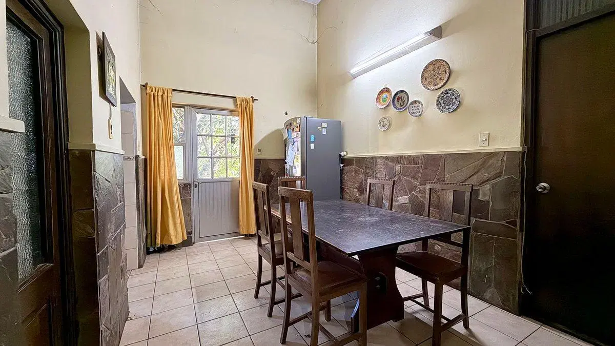 VENTA CASA 4 DORMITORIOS CON JARDIN BELLA VISTA 5