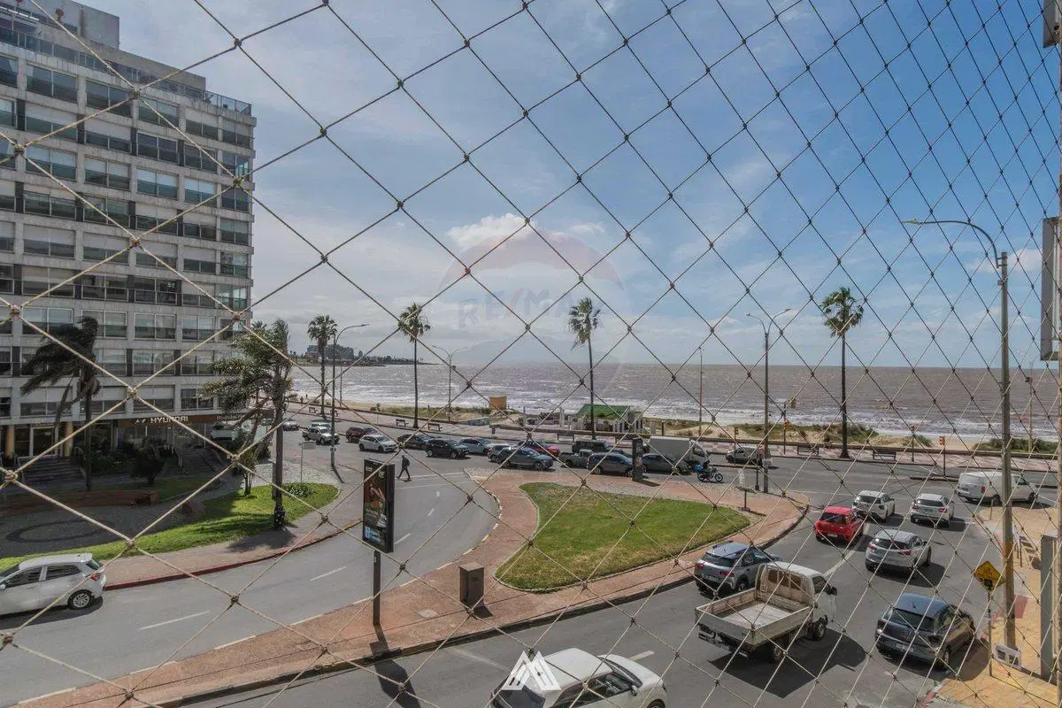 Venta apartamento Pocitos 4 dormitorios / garaje 8