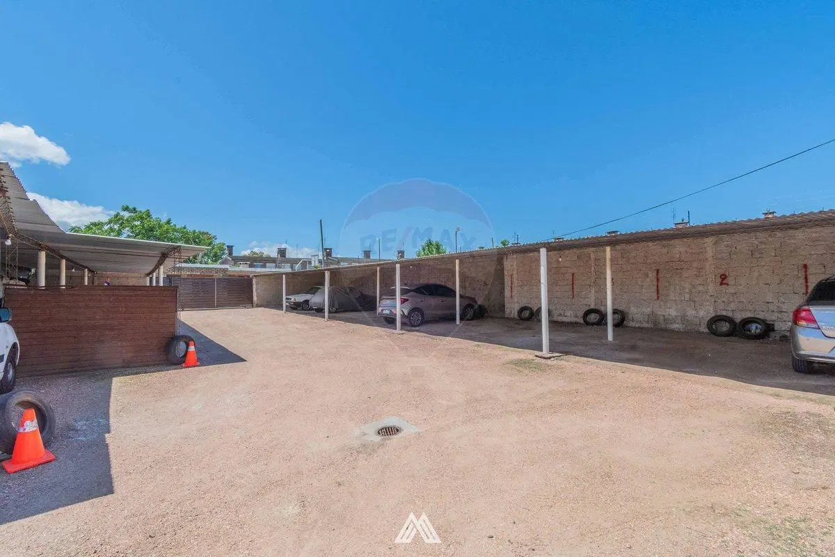 VENTA DE COCHERAS CON CASA EN COLON 1