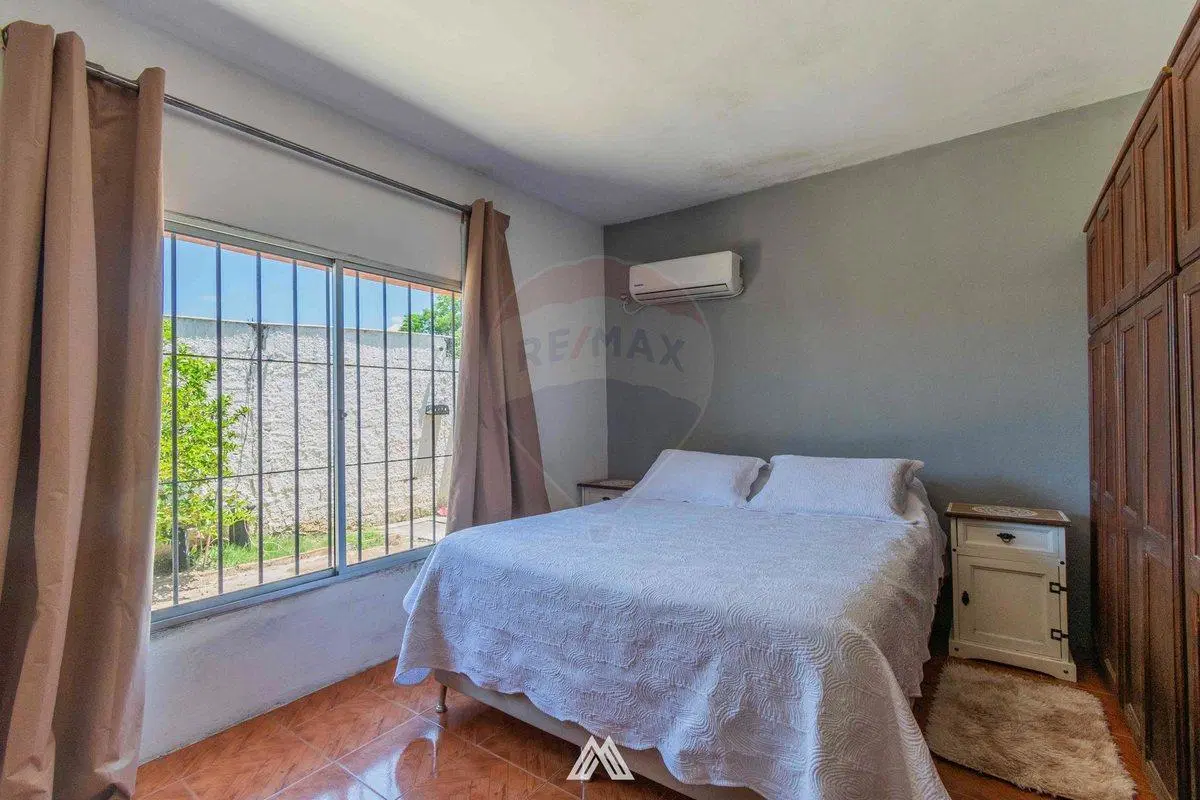 VENTA DE COCHERAS CON CASA EN COLON 8