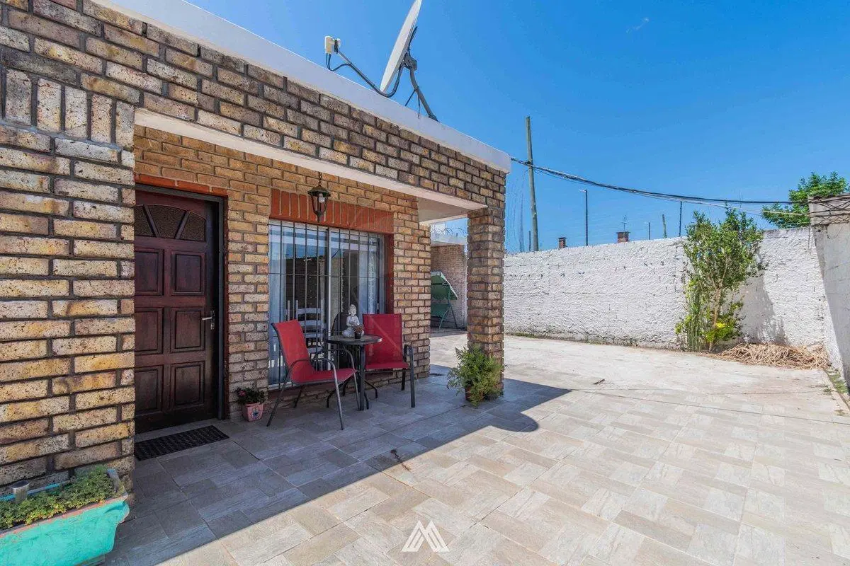 VENTA DE COCHERAS CON CASA EN COLON 2