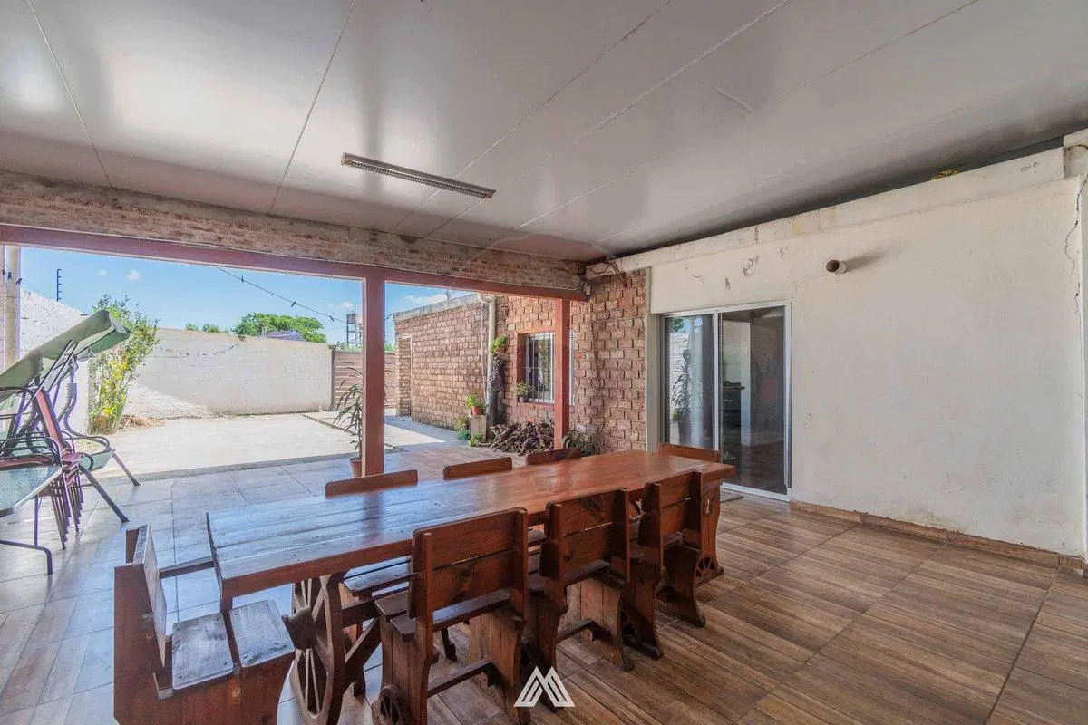 VENTA DE COCHERAS CON CASA EN COLON 5