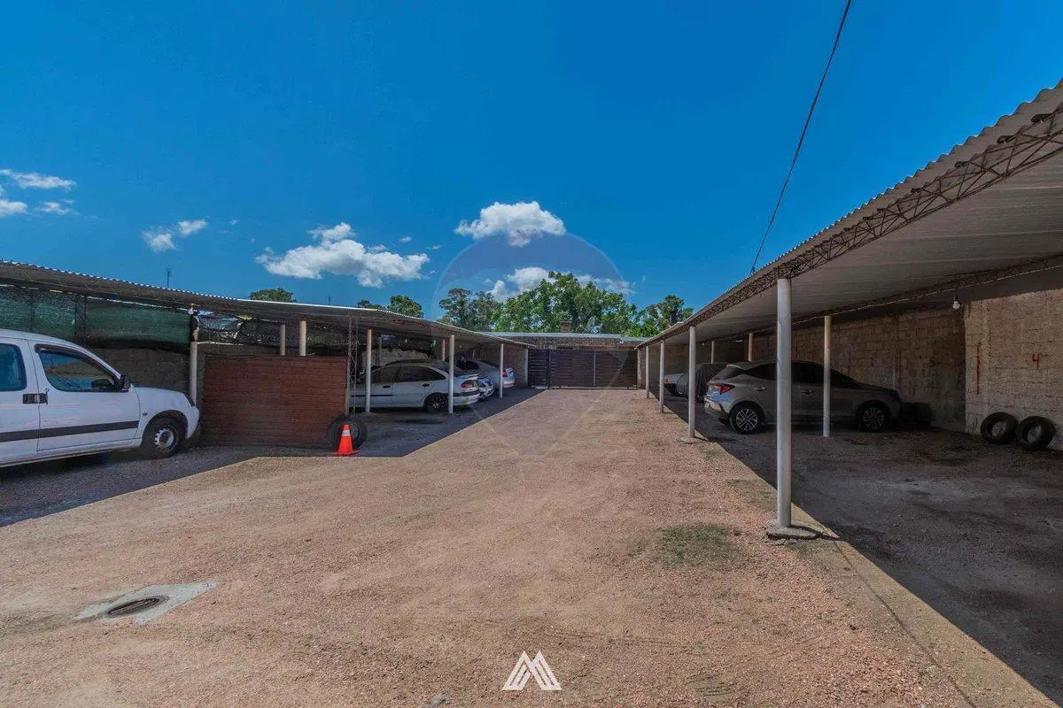 VENTA DE COCHERAS CON CASA EN COLON 3